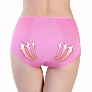 Miss Ronde portant une culotte menstruelle grande taille rose - Confort et protection